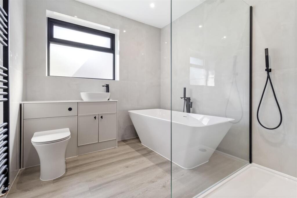Bianco polished onyx tiles in a bathroom 